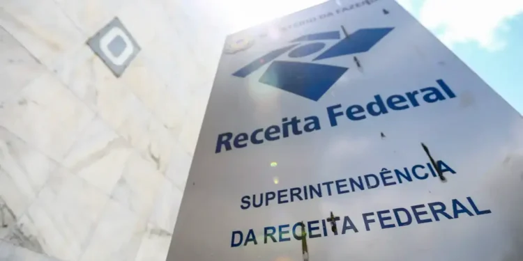 Fachada da Receita Federal vista de baixo, ilustrando o lançamento do CNPJ Alfanumérico para ampliar a identificação de empresas no Brasil.