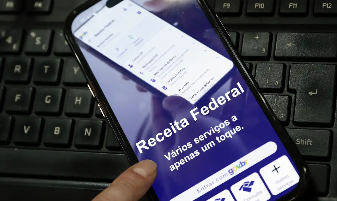 Tela do aplicativo da Receita Federal em um celular, com serviços acessados pelo login gov.br