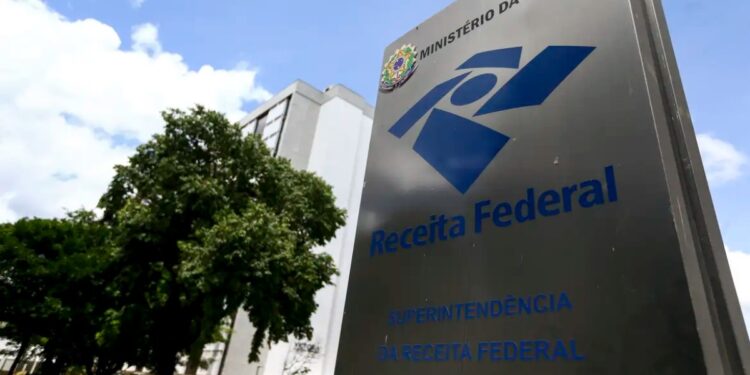Placa da Superintendência da Receita Federal em frente ao prédio do órgão, que adiou para 2027 o CNPJ obrigatório para autônomos e prestadores