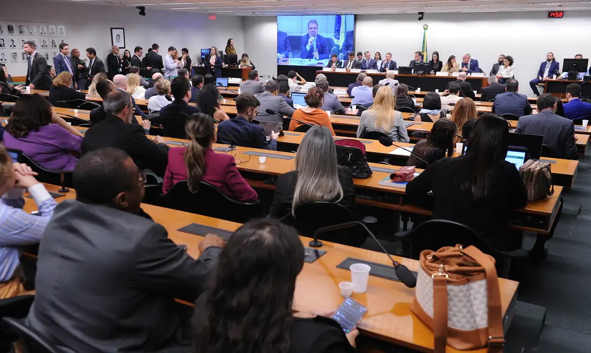 Plenário lotado da comissão da Câmara dos Deputados durante o debate da proposta que reduz a maioridade penal para 16 anos.