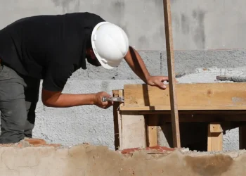 Operário trabalha em uma obra residencial, representando as reformas custeadas pelo Reforma Casa Brasil.