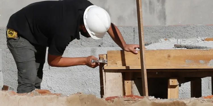 Operário trabalha em uma obra residencial, representando as reformas custeadas pelo Reforma Casa Brasil.