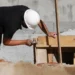 Operário trabalha em uma obra residencial, representando as reformas custeadas pelo Reforma Casa Brasil.