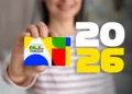 Cartão do Bolsa Família 2026 segurado por beneficiária, representando a regra que evita cancelamento imediato após aumento de renda.