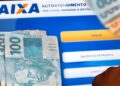 Tela de terminal de autoatendimento da Caixa com as opções de saque e cédulas de R$ 100, em referência ao pagamento do ressarcimento das cotas antigas do PIS/Pasep