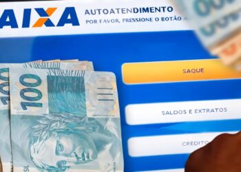Tela de terminal de autoatendimento da Caixa com as opções de saque e cédulas de R$ 100, em referência ao pagamento do ressarcimento das cotas antigas do PIS/Pasep