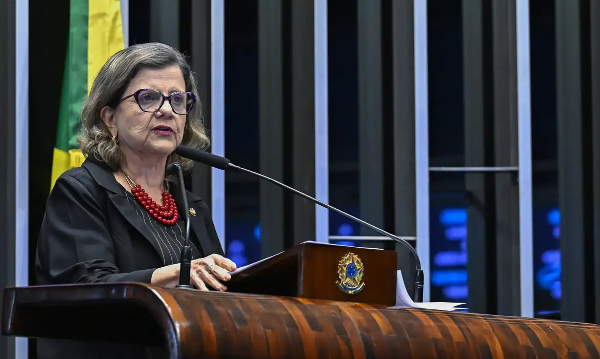 Senadora Teresa Leitão (PT-PE) na tribuna do Senado, nova líder do governo, durante discurso no plenário.