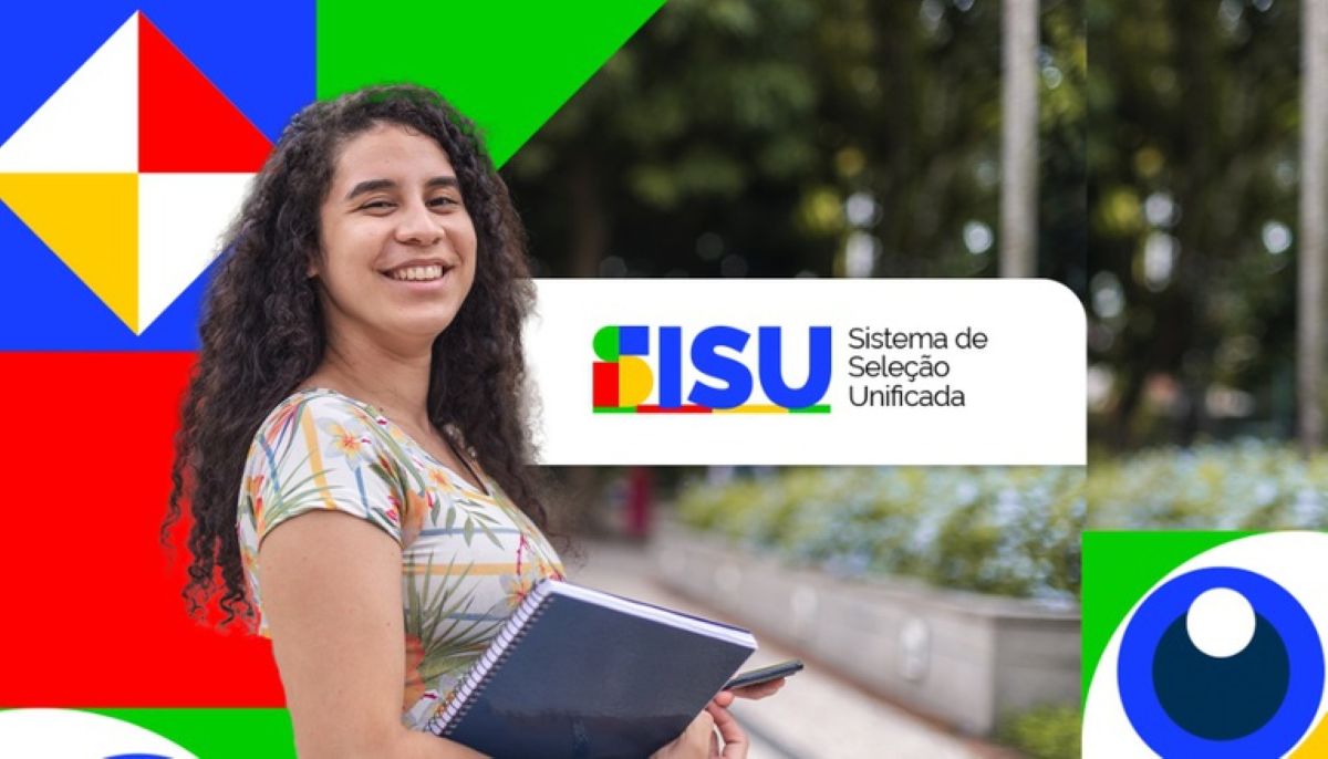 Estudante sorridente segura caderno ao lado do logotipo do programa