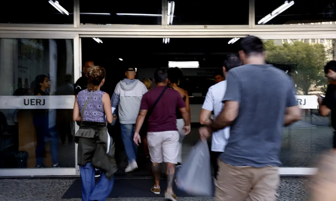 Estudantes entram em universidade pública, como as que ofertam vagas no Sisu+ 2026