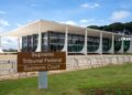 Fachada do Supremo Tribunal Federal em Brasília com placa de identificação