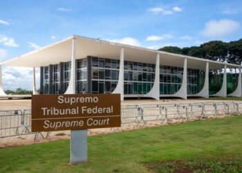 Fachada do Supremo Tribunal Federal em Brasília com placa de identificação