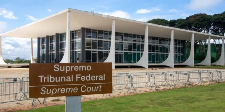 Fachada do Supremo Tribunal Federal em Brasília com placa de identificação