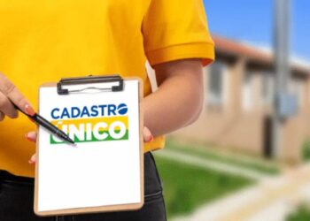 Agente segura prancheta com o logotipo do Cadastro Único