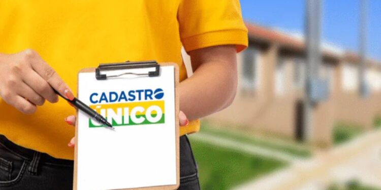 Agente segura prancheta com o logotipo do Cadastro Único