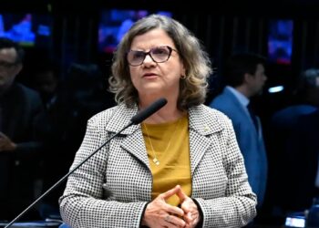 Senadora Teresa Leitão (PT-PE) discursa no plenário do Senado, após ser anunciada como nova líder do governo na Casa.