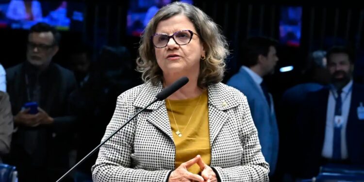 Senadora Teresa Leitão (PT-PE) discursa no plenário do Senado, após ser anunciada como nova líder do governo na Casa.