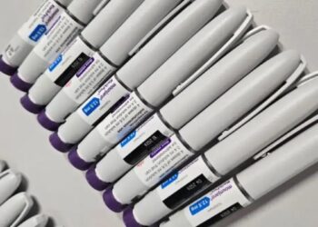 Várias canetas emagrecedoras injetáveis enfileiradas, tipo de medicamento usado no projeto-piloto do SUS para tratar a obesidade grave