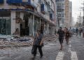 Imagem ilustrativa de rua com prédios danificados e escombros após o terremoto de 7,5 na Venezuela, onde dezenas de edifícios desabaram.