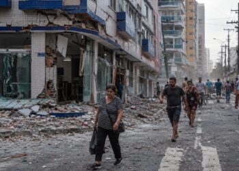 Imagem ilustrativa de rua com prédios danificados e escombros após o terremoto de 7,5 na Venezuela, onde dezenas de edifícios desabaram.