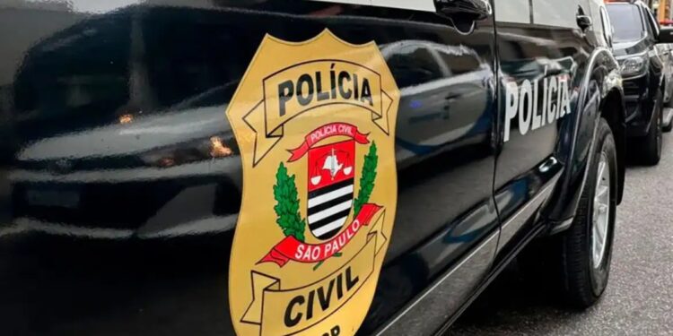 Brasão da Polícia Civil de São Paulo na lateral de uma viatura preta, durante a operação contra a lavagem de dinheiro do PCC.