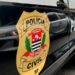 Brasão da Polícia Civil de São Paulo na lateral de uma viatura preta, durante a operação contra a lavagem de dinheiro do PCC.