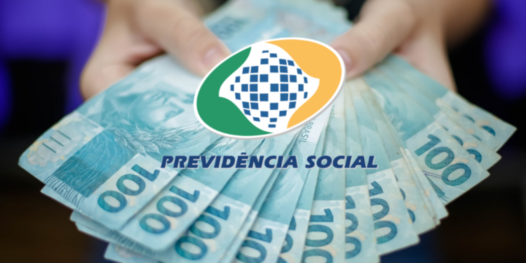 Mãos segurando notas de 100 reais em leque sob logo da Previdência Social do Brasil.