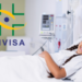Criança internada sorrindo em hospital com logo da Anvisa em destaque.