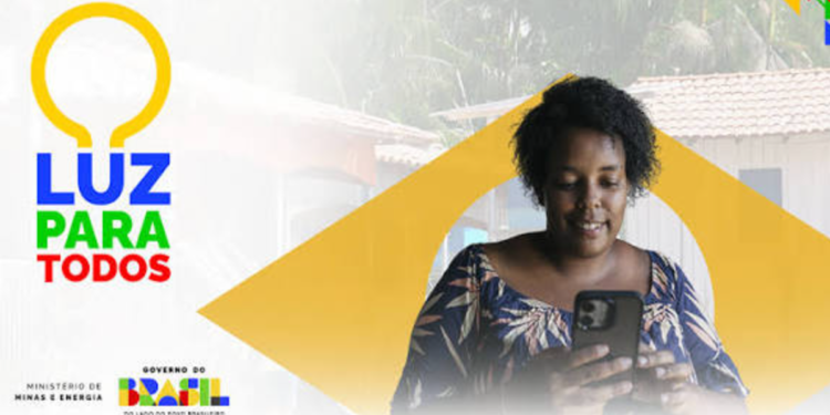 Mulher sorrindo com celular nas mãos, fundo de casa simples, logo Luz para Todos e Governo do Brasil ao lado.