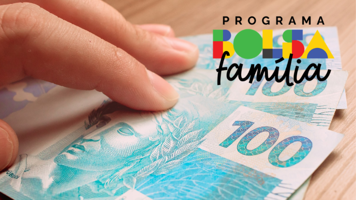 Mão segurando notas de 100 reais ao lado do logo do Bolsa Família.