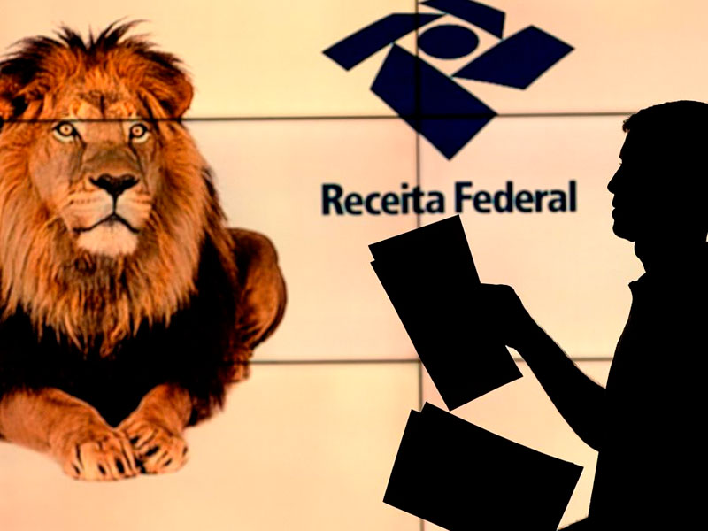 Silhueta de homem segurando papéis diante do logo da Receita Federal e leão, símbolo do imposto de renda