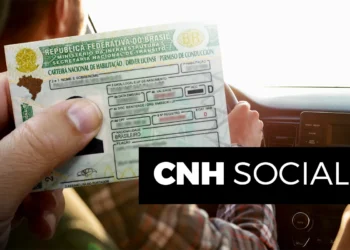 Pessoa segurando CNH brasileira próximo ao volante de carro, com destaque para o texto CNH Social