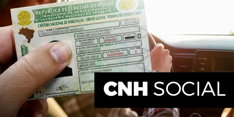 Pessoa segurando CNH brasileira próximo ao volante de carro, com destaque para o texto CNH Social