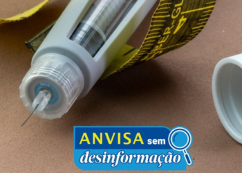 Injetor com agulha e selo “ANVISA sem desinformação”.