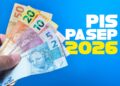 Mão segura notas de 50, 20, 10, 5 e 2 reais ao lado do texto PIS PASEP 2026 em fundo azul