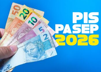 Mão segura notas de 50, 20, 10, 5 e 2 reais ao lado do texto PIS PASEP 2026 em fundo azul