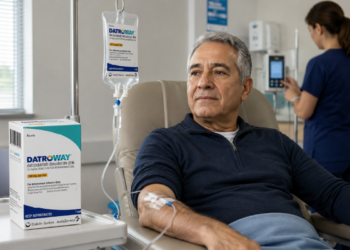 Paciente recebe infusão de Datroway em centro oncológico