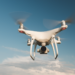 Drone quadricóptero sobrevoa céu azul em dia ensolarado.