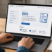 Pessoa acessando página da RAIS no notebook com site do Ministério do Trabalho e botões de navegação visíveis