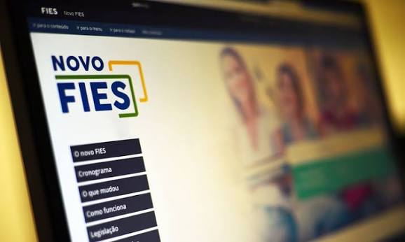 Tela de computador com site do Novo FIES, menu lateral e logo em destaque