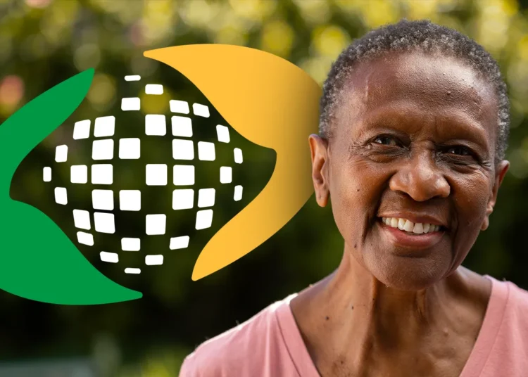 Idosa sorridente em destaque ao lado do símbolo do INSS no Brasil.