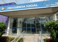 Agência da Previdência Social de Novo Repartimento destaca fachada azul, jardins e rampa para acessibilidade.
