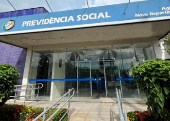 Agência da Previdência Social de Novo Repartimento destaca fachada azul, jardins e rampa para acessibilidade.