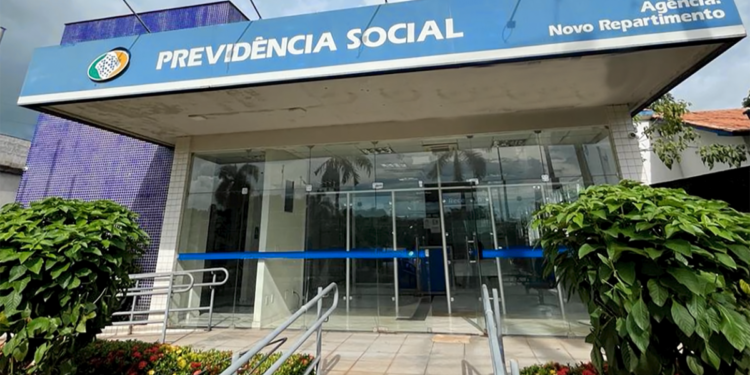 Agência da Previdência Social de Novo Repartimento destaca fachada azul, jardins e rampa para acessibilidade.