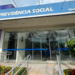 Agência da Previdência Social de Novo Repartimento destaca fachada azul, jardins e rampa para acessibilidade.