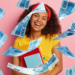 Jovem sorridente com livros cercada por notas de 100 reais em fundo rosa.