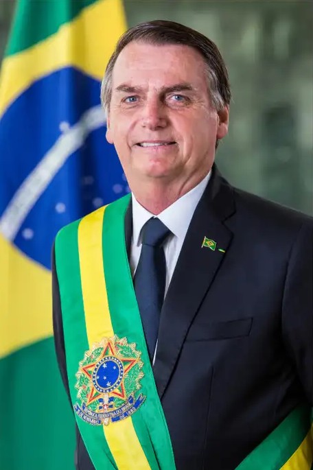 Ex-presidente Jair Bolsonaro pousando para foto.