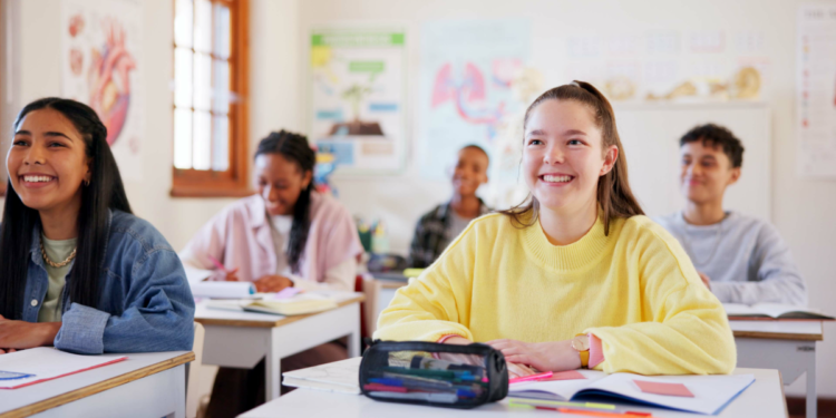 Alunos em sala de aula.