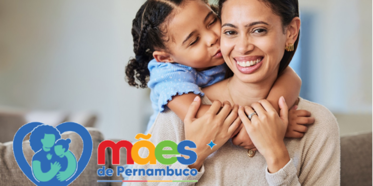 Mulher sorrindo recebe abraço carinhoso de criança e logomarca Mães de Pernambuco destaca a cena.