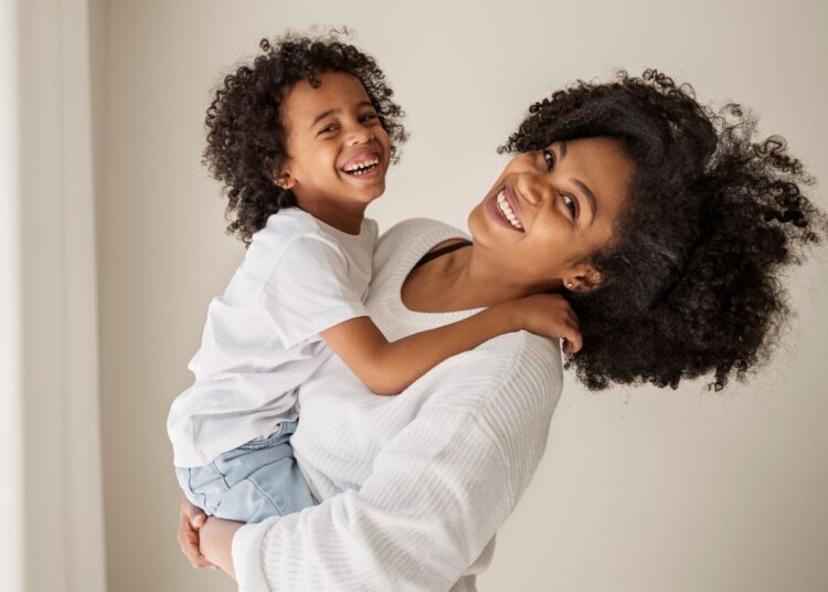 Mãe e filho sorrindo em momento de alegria e conexão.