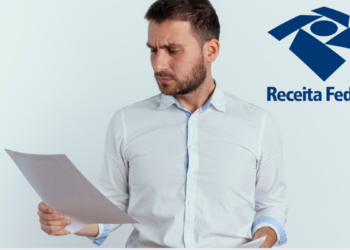 Homem analisando documentos ao lado da logo da Receita Federal.